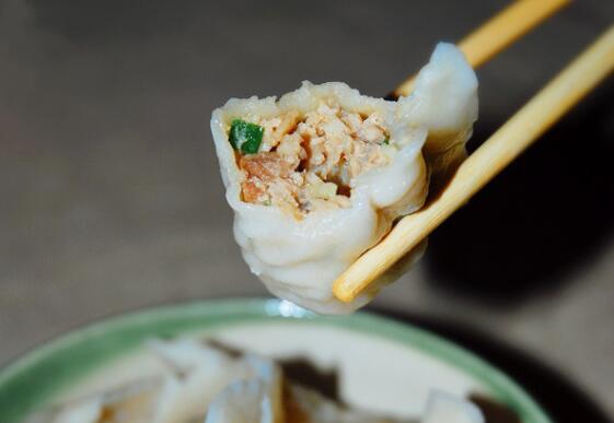 猪肉馅饺子怎么调馅最好吃（调饺子肉馅怎么调好吃又嫩）