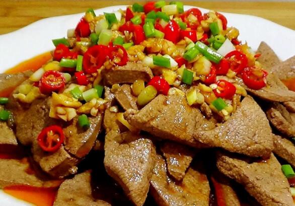 猪肝凉拌怎么做好吃（如何制作一道味道香鲜爽口的猪肝凉拌）