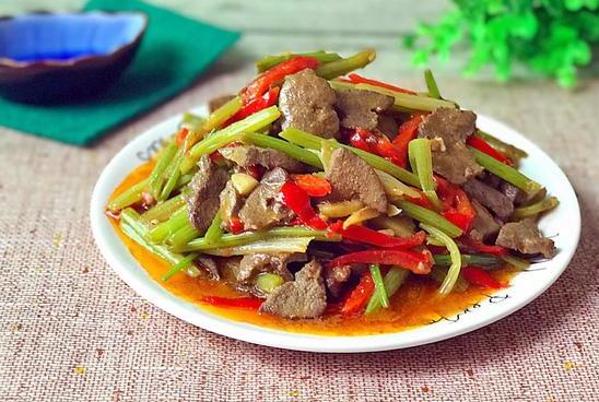猪肝配什么炒好吃又营养（猪肝的营养价值）