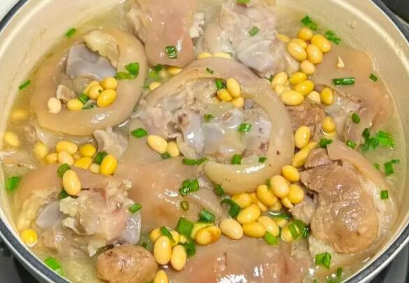 猪脚土豆怎么做好吃又简单 猪蹄炖土豆的做法大全