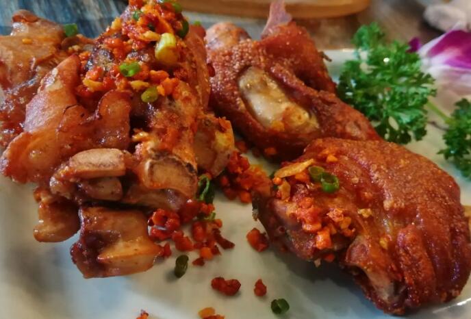 如何煮出口感美味的油炸猪脚（油炸猪脚怎么煮才好吃）