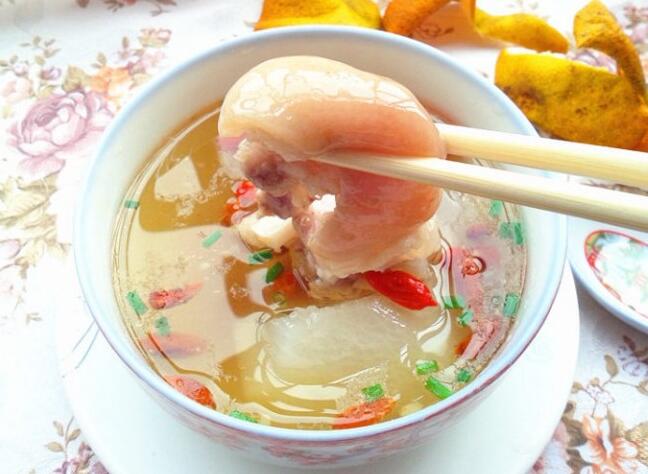 猪脚怎样煲汤好吃（猪脚煲汤的做法和技巧）