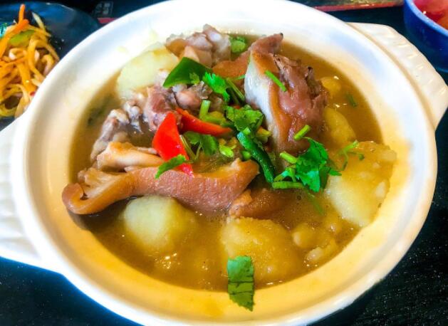 猪脚炖土豆怎么做好吃（猪脚土豆煲汤的做法大全）
