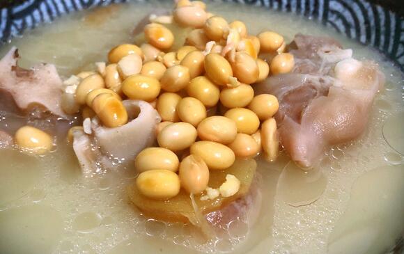 猪脚炖黄豆怎么做好吃（猪脚炖黄豆教程）