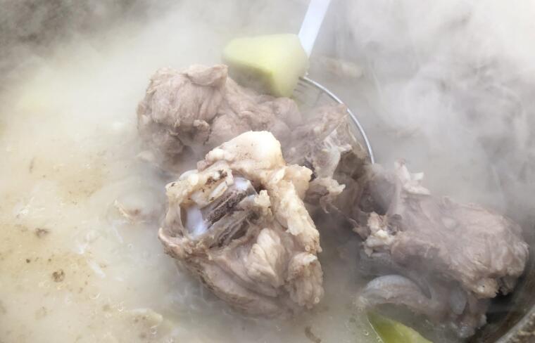 猪腿骨怎么炖好吃（猪腿骨炖汤的技巧）