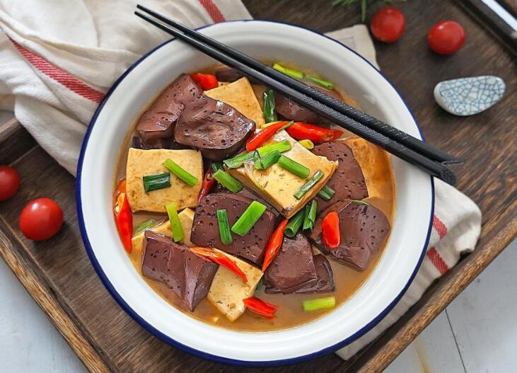 猪血煮汤怎么做好吃（如何制作嫩滑无腥味的猪血煮汤）