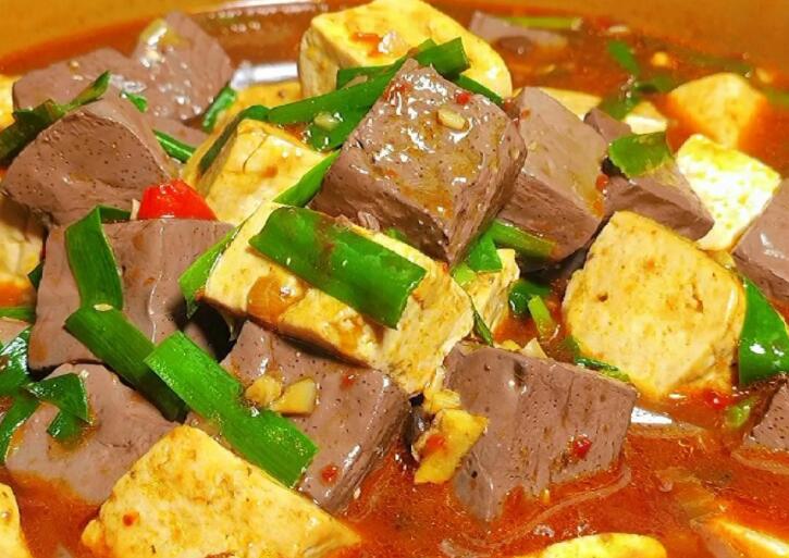 猪血煮豆腐怎么做好吃（猪血煮豆腐下一句是什么歇后语）