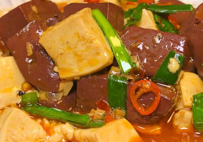 猪血豆腐怎么做好吃又简单 猪血烧豆腐的做法