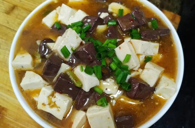 猪血配什么菜炒着好吃（猪血的最佳配菜吃法）