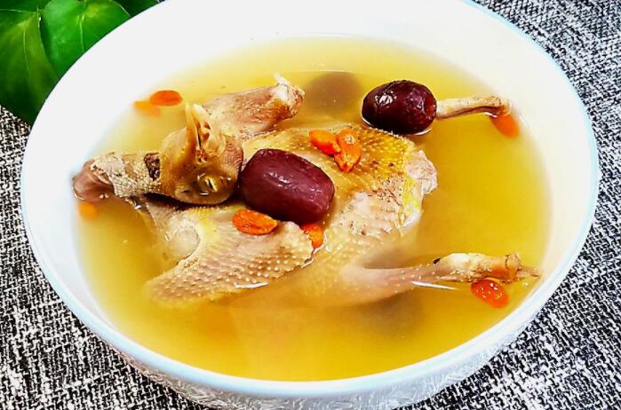 产后鸽子汤怎么炖最营养（产后鸽子汤怎么炖补血）