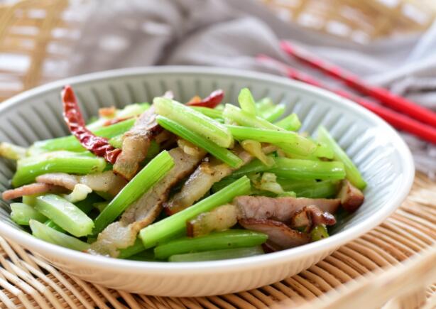 哺乳期吃什么菜有营养（吃什么菜能够保证宝宝的胃口和营养摄入）