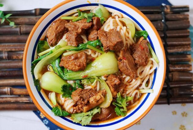 哺乳期营养餐食谱大全（介绍几款简单易做的哺乳期营养餐食谱）