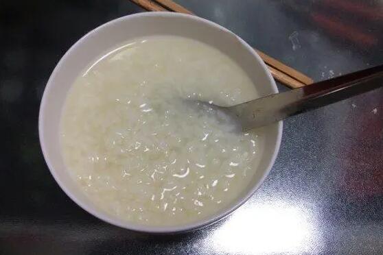 宝宝喝大米粥有营养吗（如何给宝宝喂养大米粥）