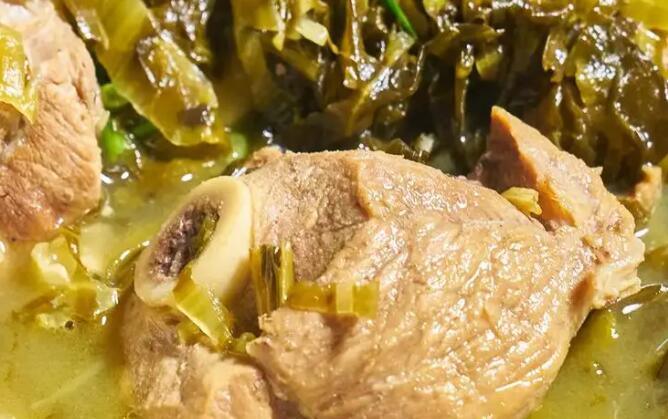 大骨头配什么炖有营养（大骨头和什么炖最好）