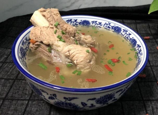 棒子骨炖什么最有营养（棒骨汤放什么配菜）