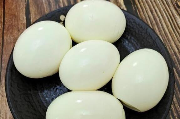 蛋黄和蛋白哪个更有营养（蛋白与蛋黄的营养价值）