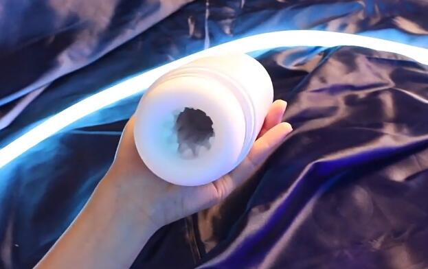 男成人用品自慰器具（使用适当的姿势进行自慰）