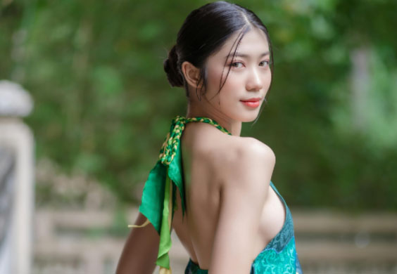 蕾丝情趣内衣展示：展示性感蕾丝内衣，勾起你的浪漫情怀