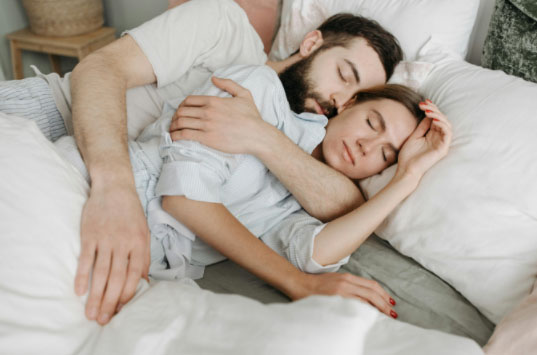 女性吻男性下身技巧:让男人高潮性爱技巧 女性吻男性下身技巧:让男人高潮性爱技巧