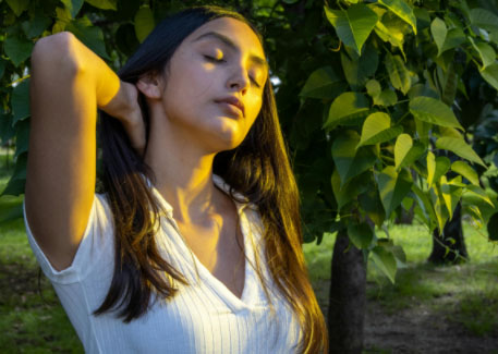 女友诱惑情趣内衣：女友戴上性感情趣内衣，男友心动难挡