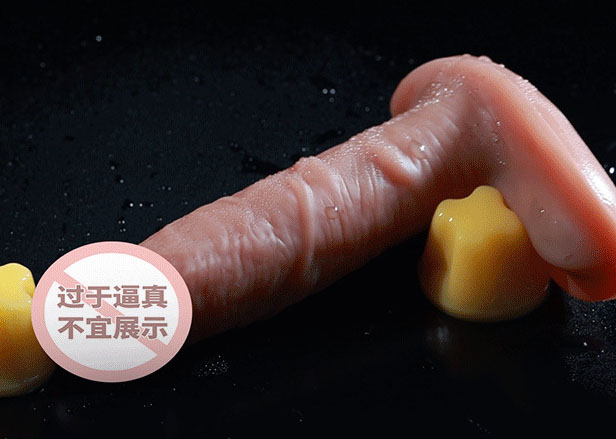 用夹震蛋器让女同学憋尿：使用夹震蛋器激发女同学尿急情绪