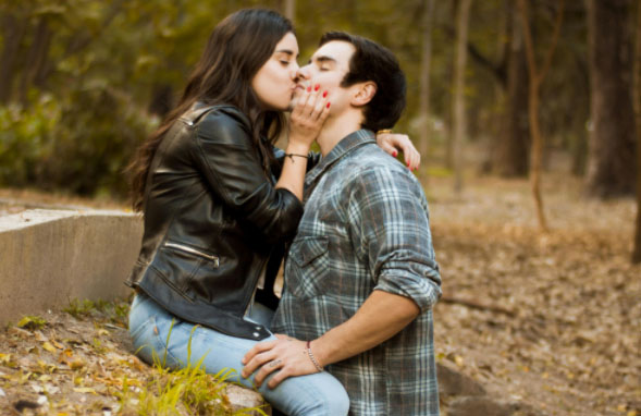 怎么增加夫妻生活情趣：夫妻生活必备，激发激情的秘密技巧