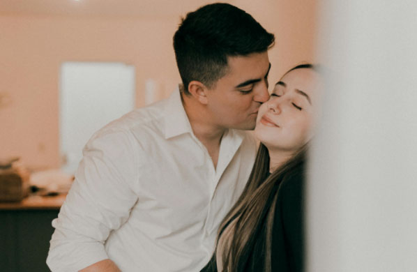 中年夫妻性爱：热情如火，年轻夫妻的激情之夜