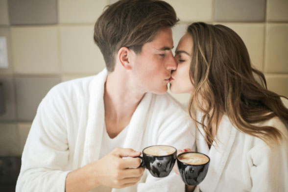 瑜伽可以改善夫妻性生活：瑜伽魔力，提升夫妻间的爱情和性福