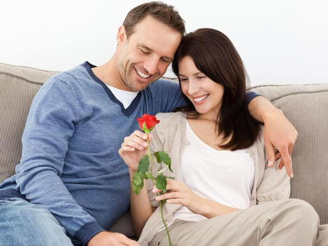 夫妻水下亲热：水下浪漫！夫妻深海亲密瞬间揭秘