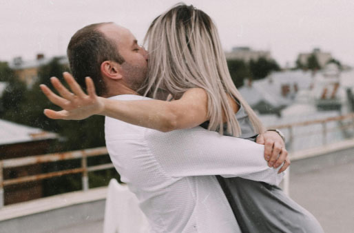 夫妻房事來大姨妈怎么办：夫妻关系小秘密，解决大姨妈带来的尴尬