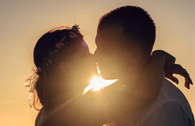 夫妻口咬技巧动态图：惊艳！夫妻默契口咬秘籍大揭秘