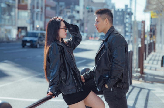 夫妻俩性姿势图：探索夫妻性爱新视角，这些姿势让你惊艳不已！