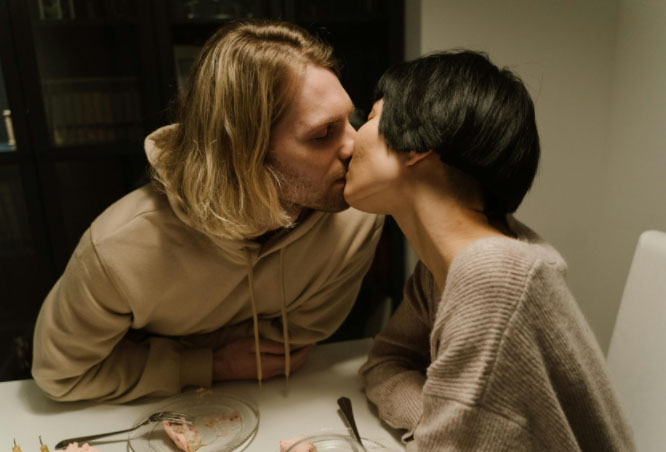 老婆在外出轨：惊人！丈夫外出工作，老婆竟然背叛？！