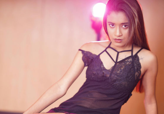 中年女人的短卷发：优雅魅力！中年女性的时尚短发穿搭解密