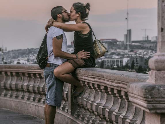 如何称赞别人的老婆：夫人富丽堂皇，傍若琼瑶，妻如春风暖又芬芳