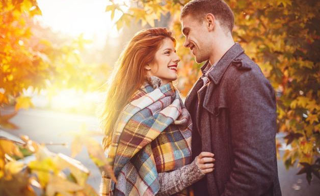男人出差 老婆偷亲：老公出差，妻子拥抱密不可分