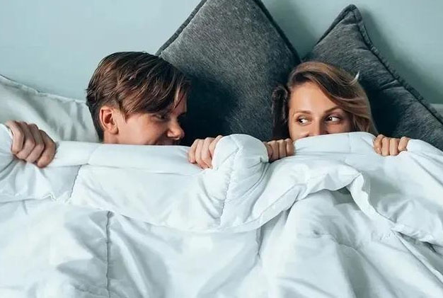 老婆做爱顶到宫颈怎么办：爱爱时顶到宫颈，如何应对？