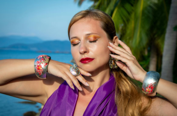 女人下嘴唇厚：揭开厚唇美女的魅力密码，如何让你的下唇更迷人！