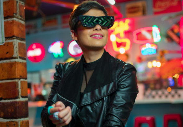 女人梦见自己开车是什么意思：驾驭人生，女人梦见自己开车的深层含义揭秘