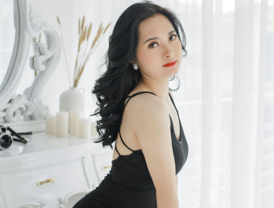 女人梦见照镜子：梦镜中的秘密，女人梦见照镜子暗示了什么？