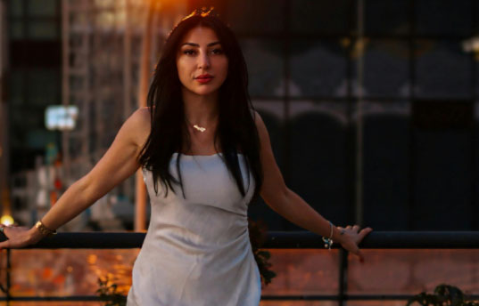 女人桃花劫逃得了吗：命运之网，她能否逃脱情感的桎梏？