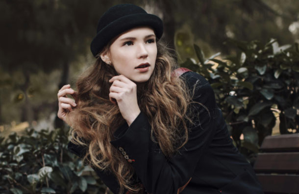 左手长痣的女人：左手痣缘何不同？揭秘女人命运与魅力的秘密！