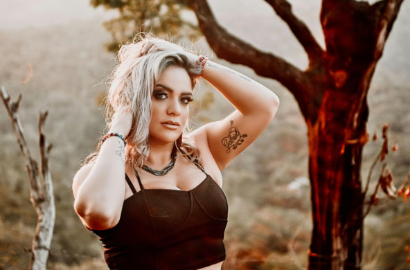 眼睛有痣的女人好不好：眼睛有痣的女人到底意味着什么？命运与性格的秘密揭晓