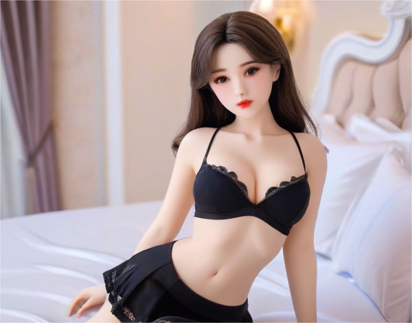 处座女生对视：《目光交汇的瞬间，校园里的那份悸动》