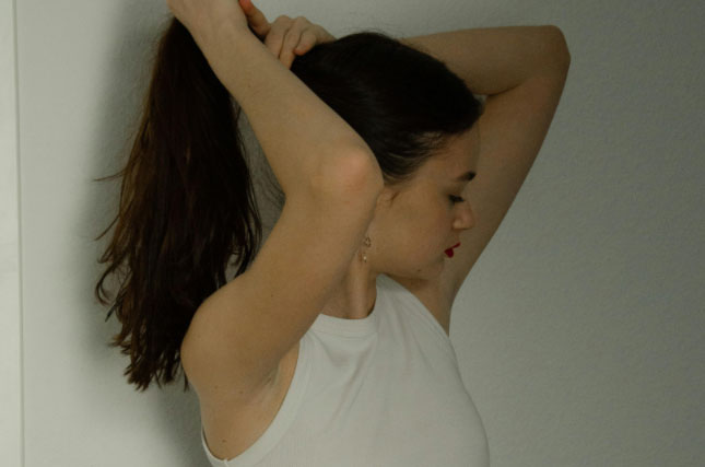梦见拉女生的手：夜梦中的牵手秘密，梦见拉女生的手究竟意味着什么？