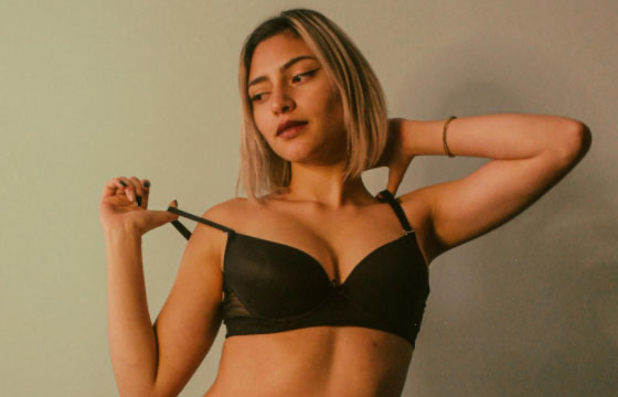 女生五行属火：热情四射的火焰女孩，她的五行如何照亮人生之路