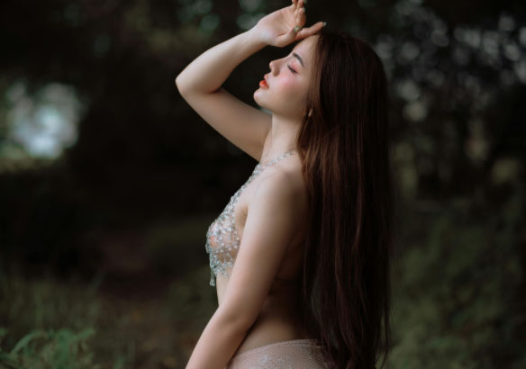 蛇夫座女生漂亮吗：蛇夫座女生的独特魅力揭秘，她们真的美得不同凡响吗