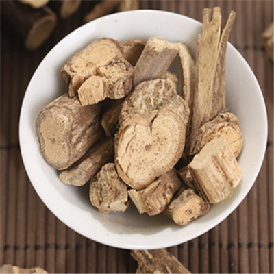 准备好乌骨藤,蒲公英,半枝莲以及黄药子等等中药,然后按照要求对其