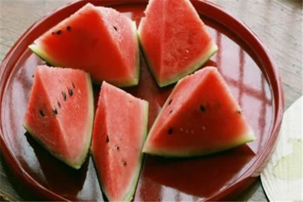 西瓜皮可以生吃吗 西瓜皮怎么做菜才好吃