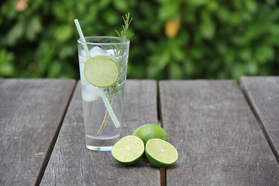 榨柠檬汁的制度方法 3招不用榨汁机